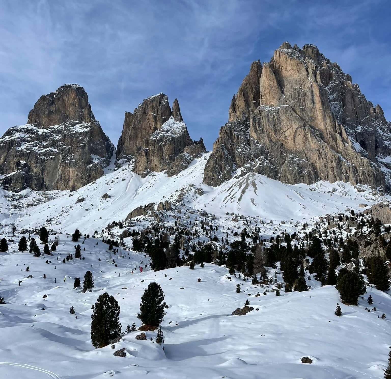 Montagna con neve e sport invernali fonte di benessere